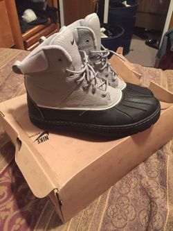 Men's Nike "Woodside" boots size 11.5 $100