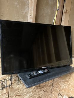 32" Samsung Tv + Remote (no Stand)