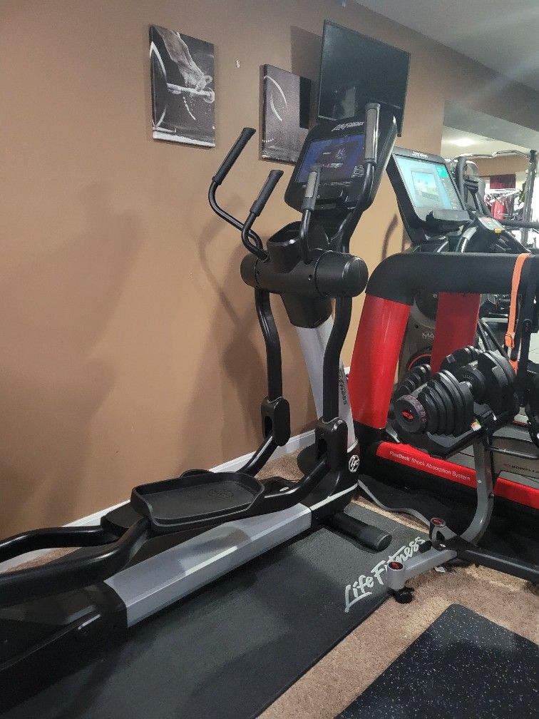 🏃Life Fitness SE3 HD Touch Screen Elliptical. 🏃