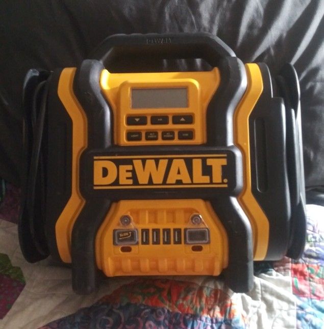 DeWalt DXAEPS14 1600 Peak Battery Amp 12V Automotive Jump Starter Power Station