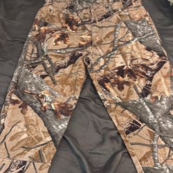 Camo pants waist size (32)