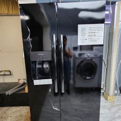 SIDE BY SIDE FRIDGIDAIRE REFRIGERATOR  WITH ICE MAKER 1 YEAR WARRANTY 