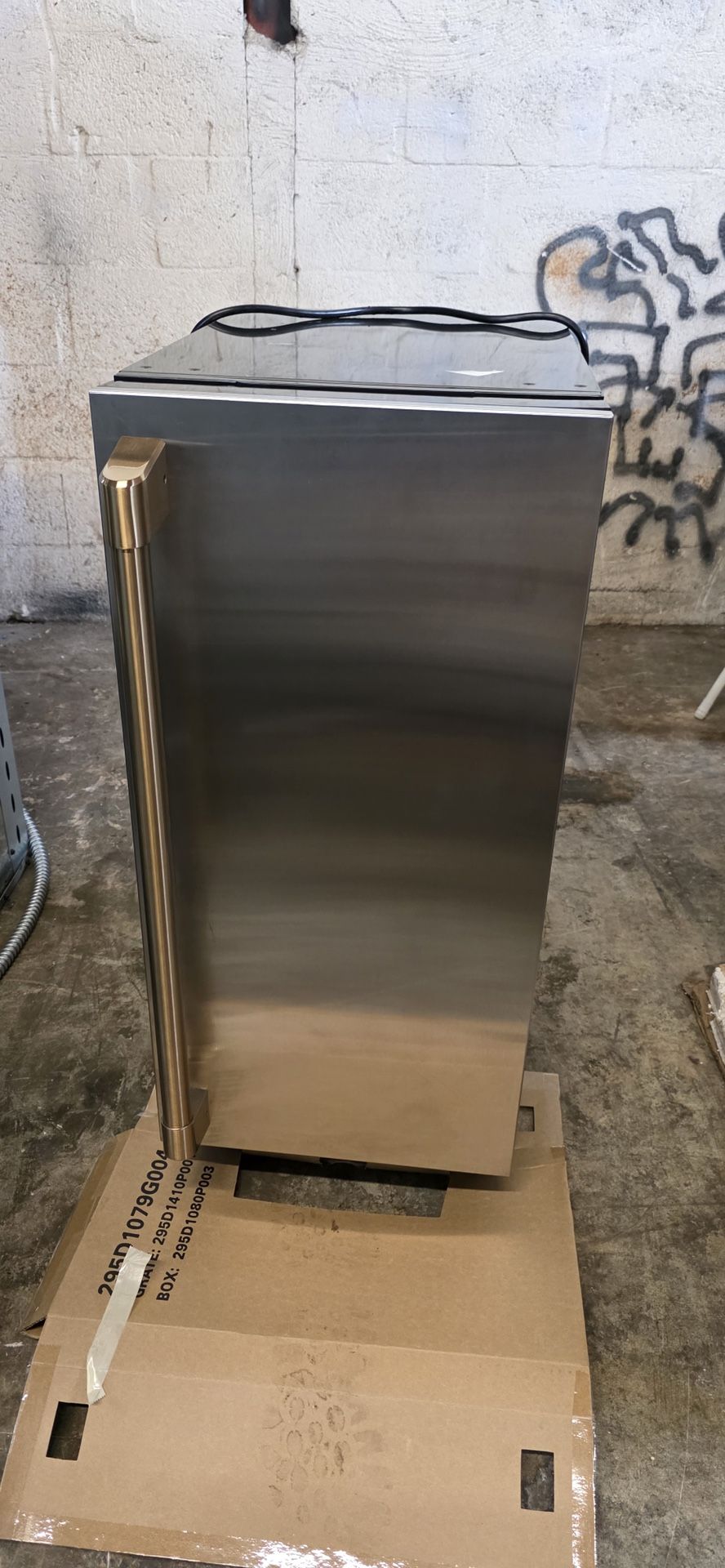 GE CAFÉ ICE MAKER MACHINE UNDERCOUNTER WORK PERFECTLY No Scratch No Dent
