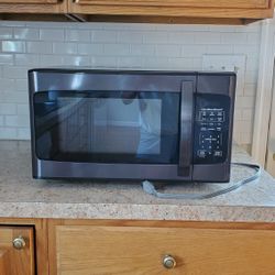 Microwave (Hamilton Beach, 1000 W, Gently Used)