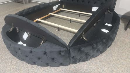 Storage Bed Bed Frame Queen size bed King Size Bed Round Storage Bed For further information please text me...
- Pick up Available
- Fast Delivery Ava