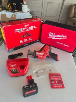 🔥$140 PRICE IS FIRM🔥 Milwaukee 2520-21XC M12 FUEL 12V HACKZALL Reciprocating Saw Kit w/4.0Ah Battery Charger & Tool Bag.