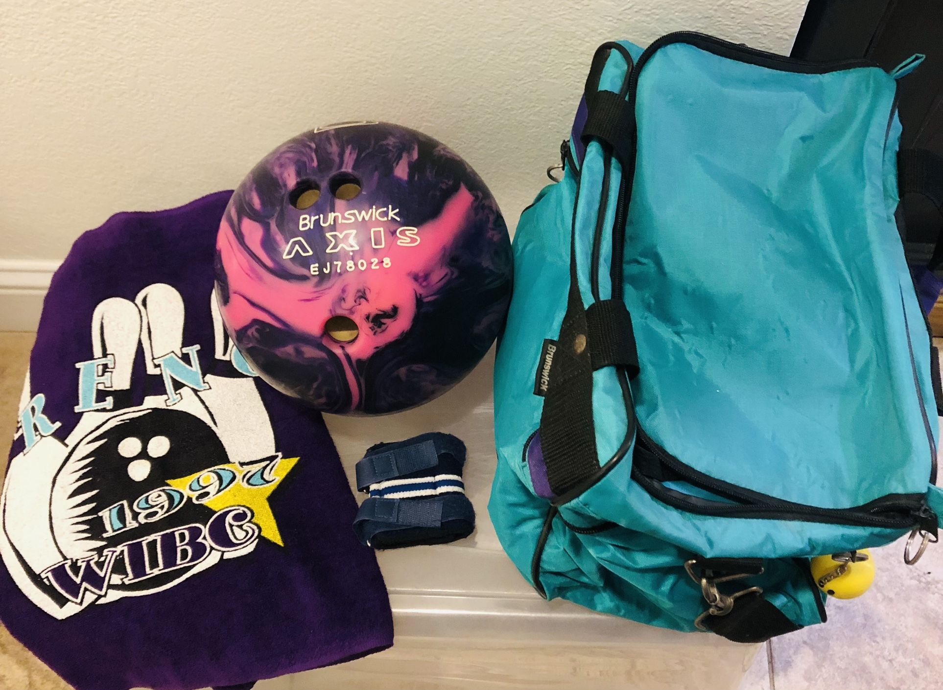 BOWLING BALL WITH BAG