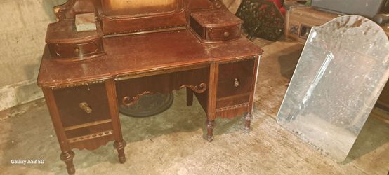 Mirrored vanity