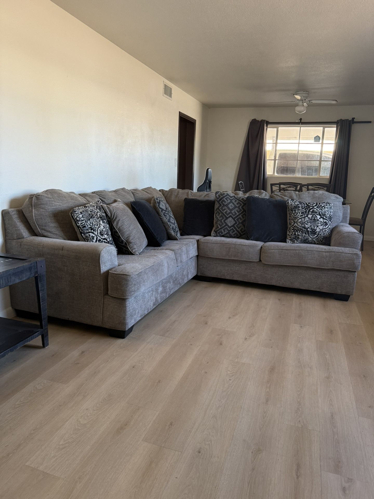 OBO !!!! SECTIONAL COUCH ( GRAY ) 