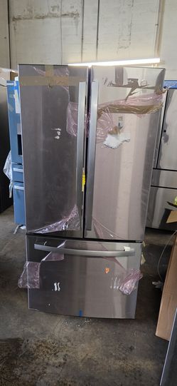 NEW GE 33 INCH REFRIGERATOR FRENCH DOOR STAINLESS STEEL WITH WATER AND ICE INSIDE