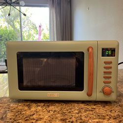 Beautiful Retro Microwave 