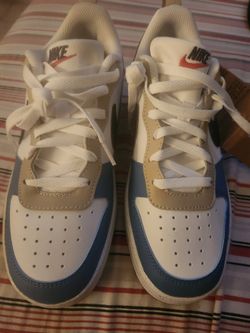 Nike Sneakers (Size 5.5Y)