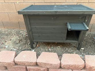 Outdoor cat house and heated mat