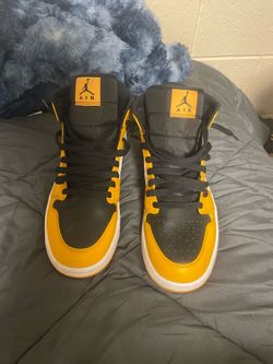 Air Jordan 1 “University” Mid Black Yellow