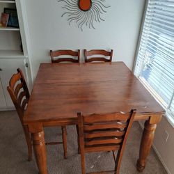 Kuolin Dining Table And Chairs 