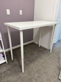 Mesa con patas ajustable