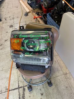2015-19 gmc Sierra 2500 right headlight