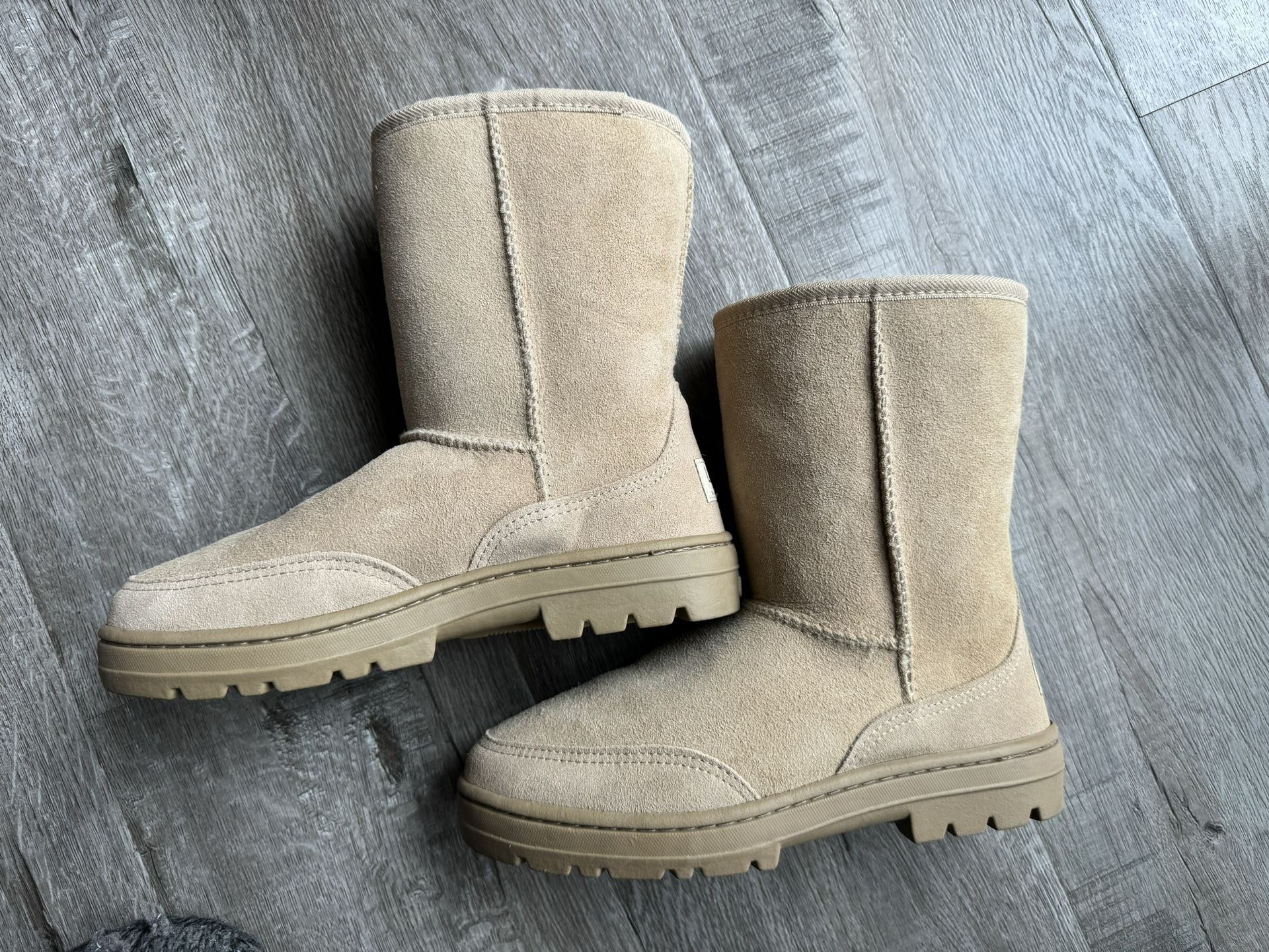 UGG Ultra Short Water Resistant- Size 6