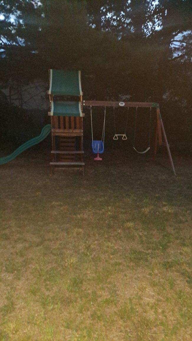 Kids Swing Set (Backyard Discovery)