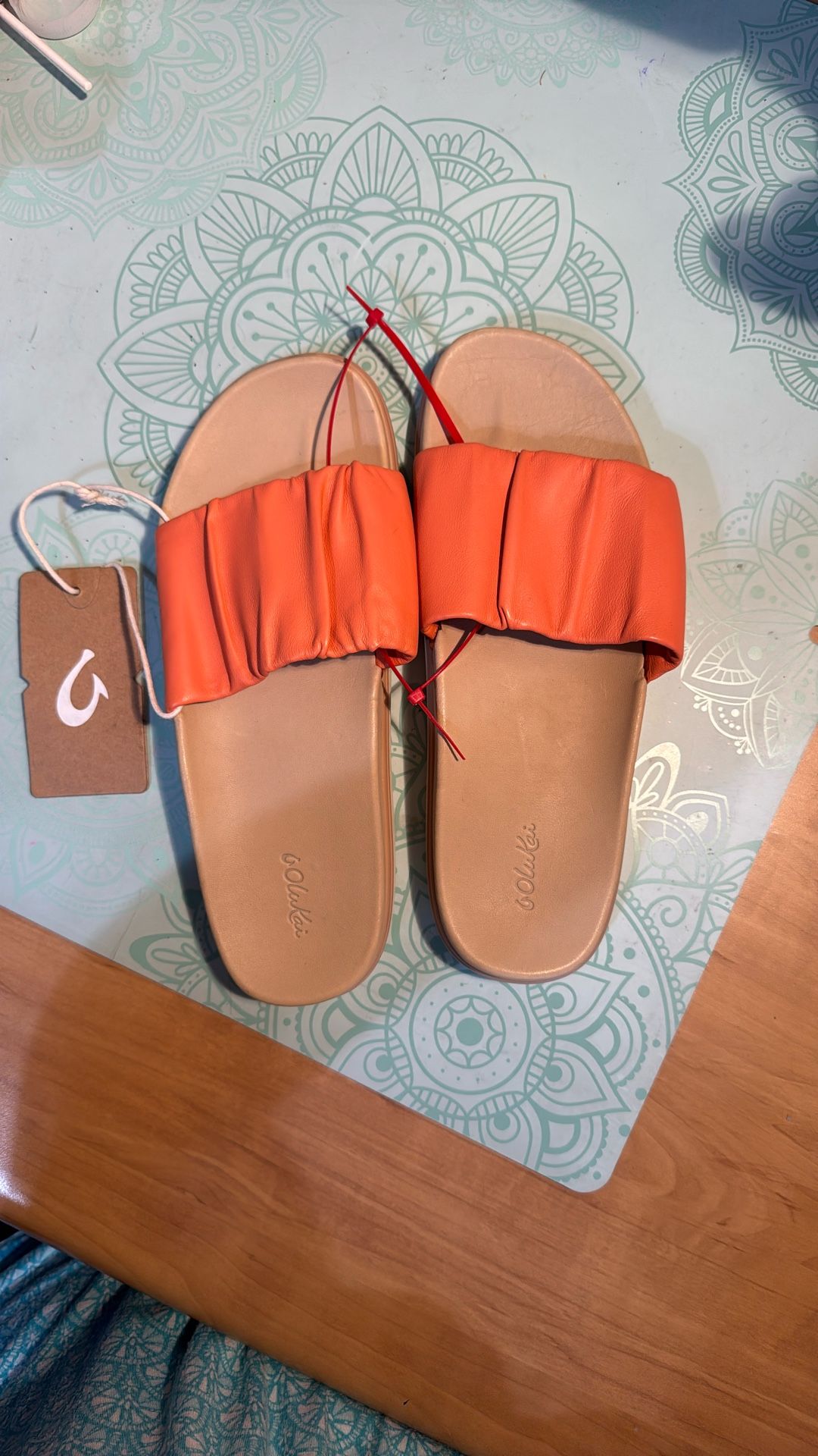 OluKai PIHAPIHA With Fusion Coral/ Off White