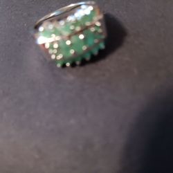 SIZE 8 EMERALD BEAUTIFUL RING