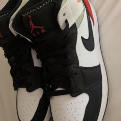 Jordan 1 Mid SE Leather Sneakers kids size 7y