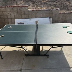 Harvard Ping Pong Table + 4 paddles and balls