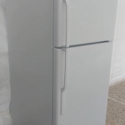 GE. REFRIGERATOR 