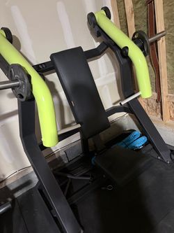 Plate-Loaded Chest Press Machine