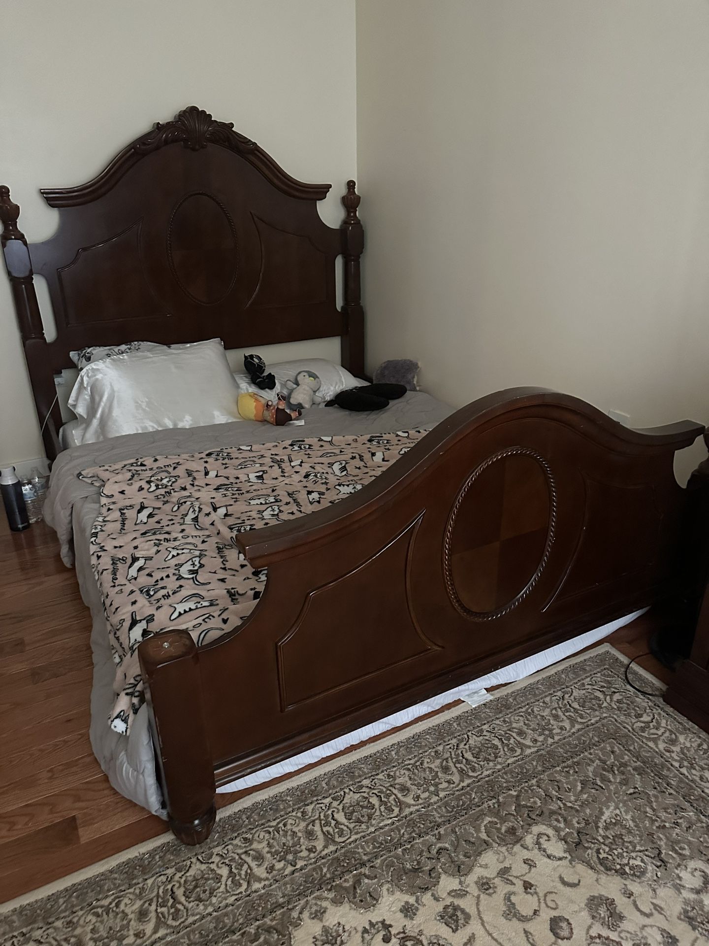 Brown Bed Set With A Dressers And 2 Nightstands (No Box And No Mattress)