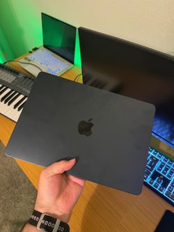 2022 MacBook Air M2 8GB RAM 256 GB SSD - very good condition