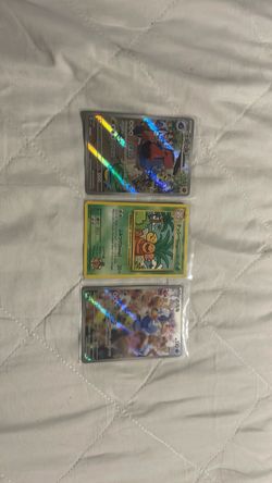 Includes sleeves, i can also add in top loaders if you want