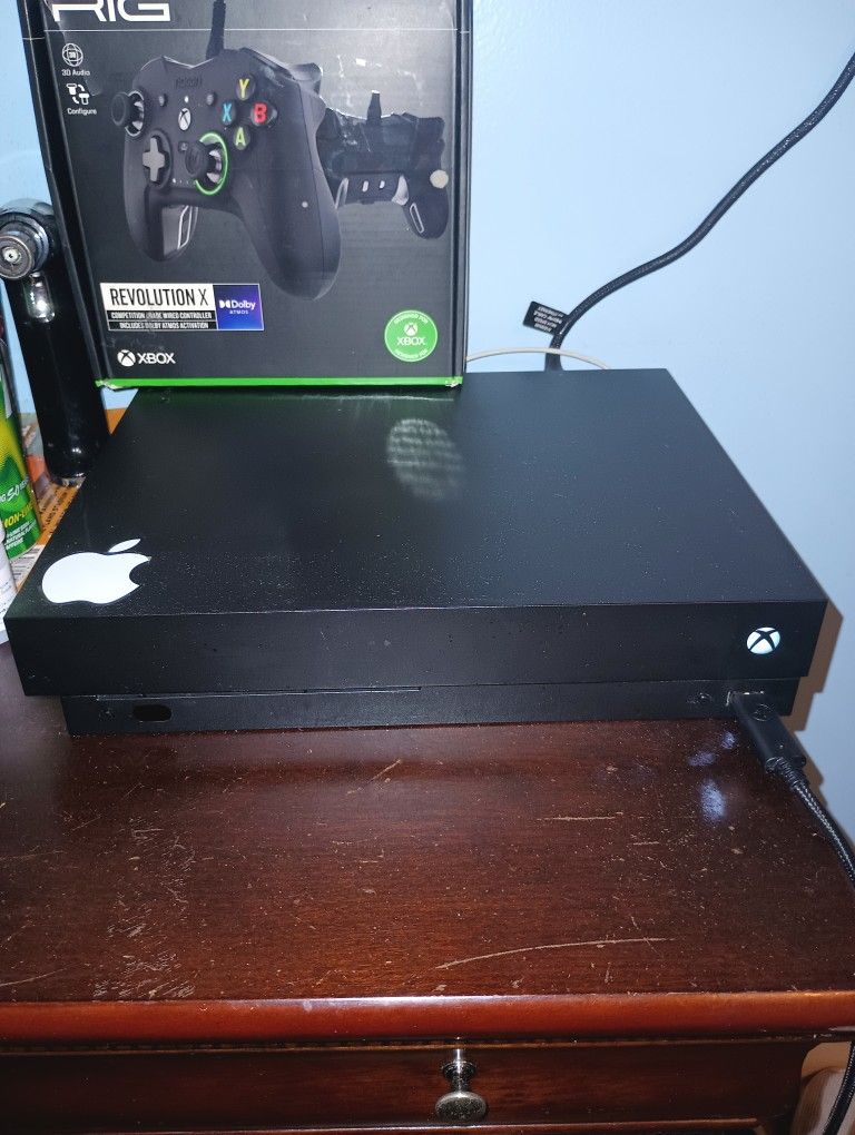 XBOX ONE X 1TB BUNDLE (CONTROLLER/HEADSET/GAMES)