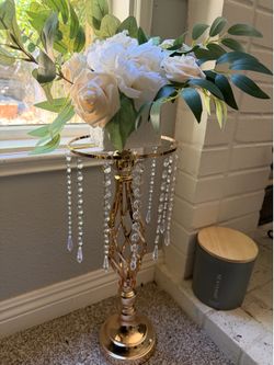 24 Gold centerpieces with flower topper