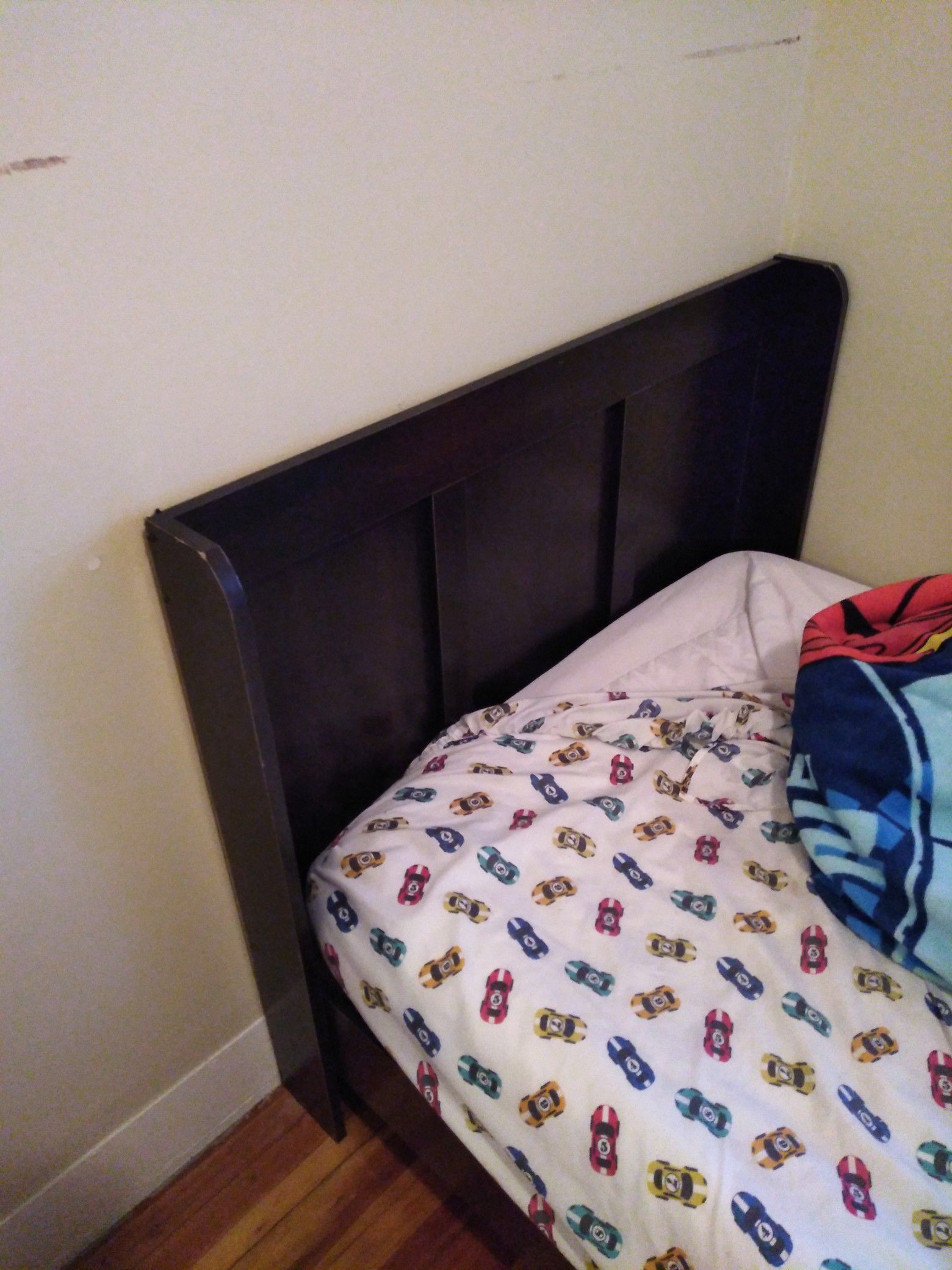 twins bed with mattress