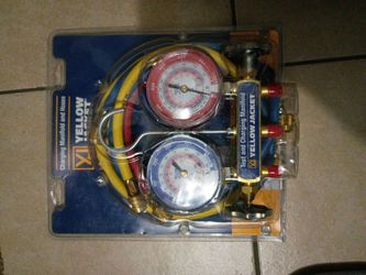 Test and charging manifold with hoses