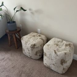 Two Ottoman-Poofs