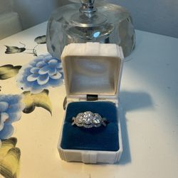 14 K White Gold With Diamonds Ring