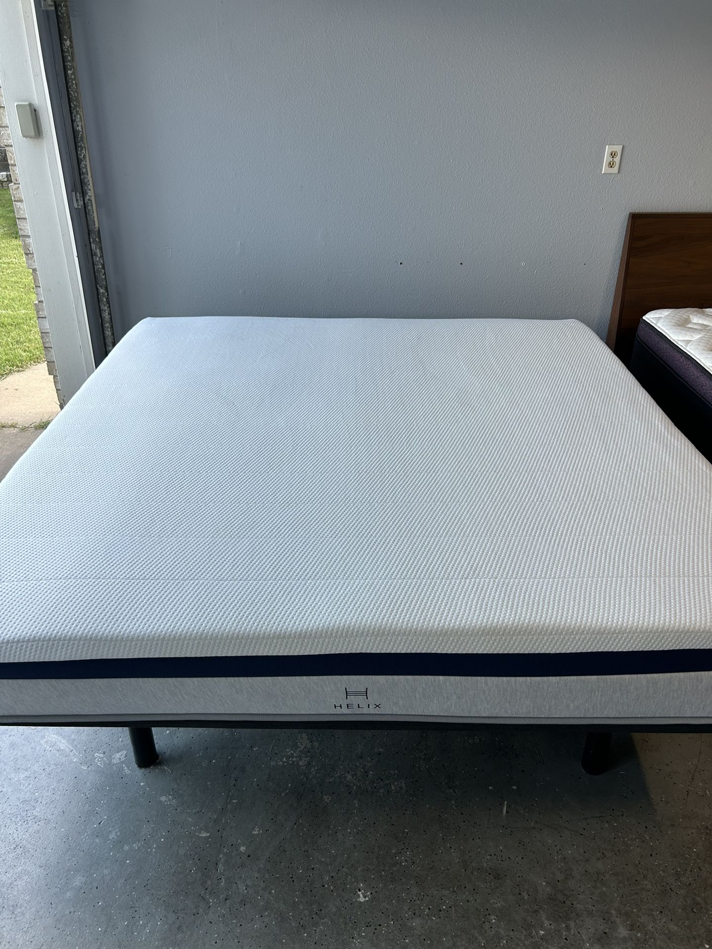 King Helix Midnight Mattress In Excellent Condition