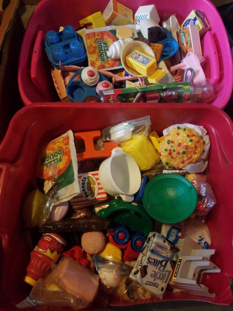 2 21gallon Tubs Of Vintage 80's Fisher Price Little Tikes Kitchen play food.