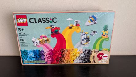 Lego classic , 1100 piece set, sealed NEW, Retired set, 11021