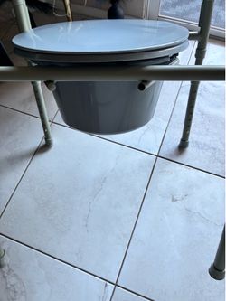 New portable commode. Never use!