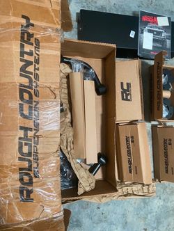 NEW In Box Rough Country 3" Suspension Lift Kit - 2016-2017 Nissan Titan XD.