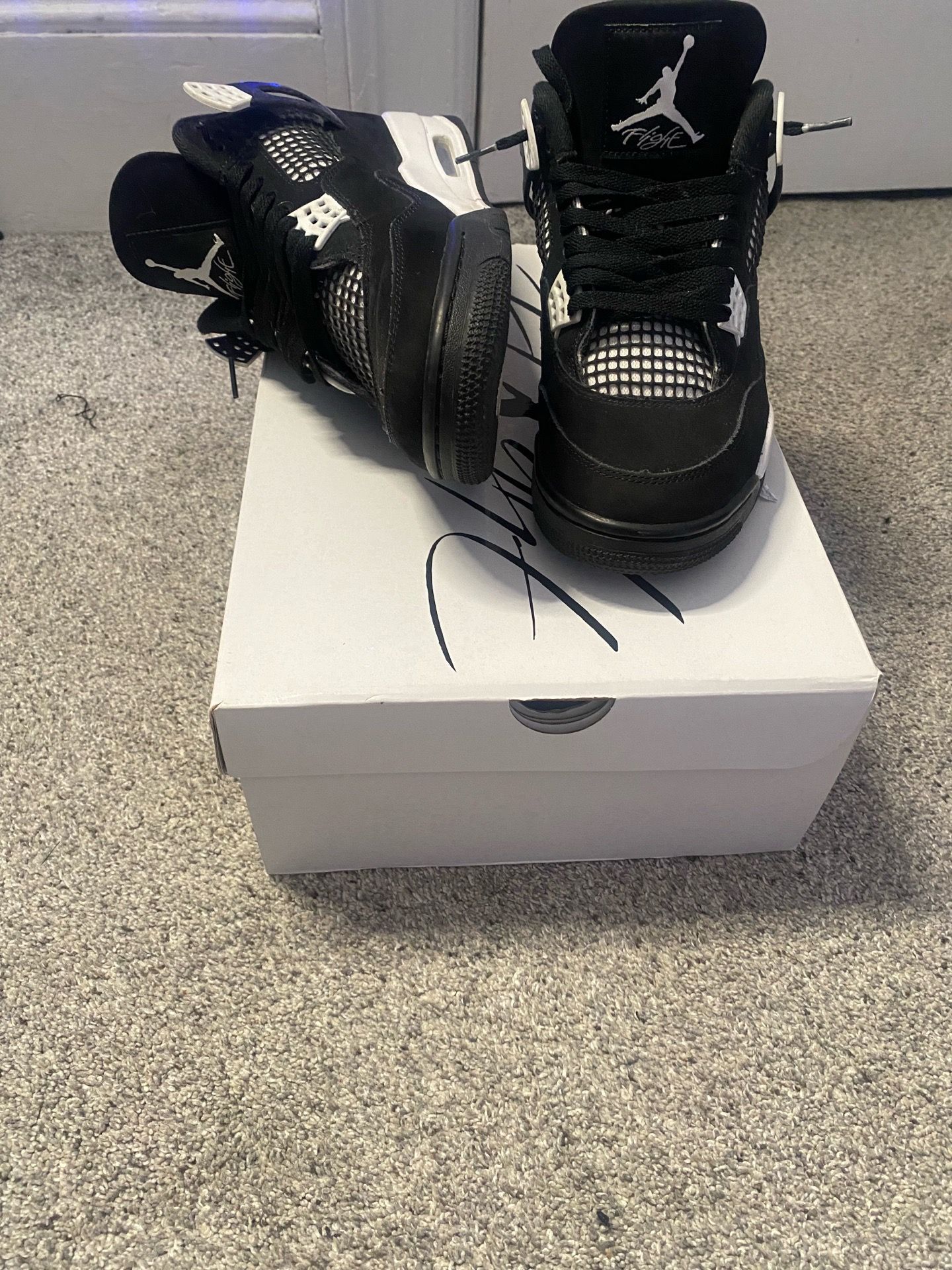 Size 10 Jordan 4 White Thunders in Good Condition with Box