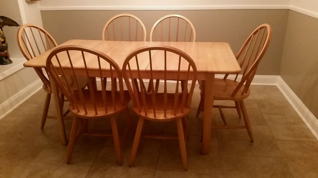 Kitchen table w/ chairs. Oak table. 36 wide x 66 long. Thats included with a leaf.