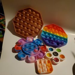4 Rubber Bubble Poppers And A Fidget Spinner 