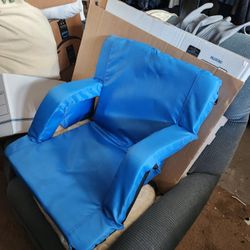 Deluxe Bleacher Seat With Armrests