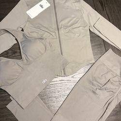 3 piece alo yoga yet