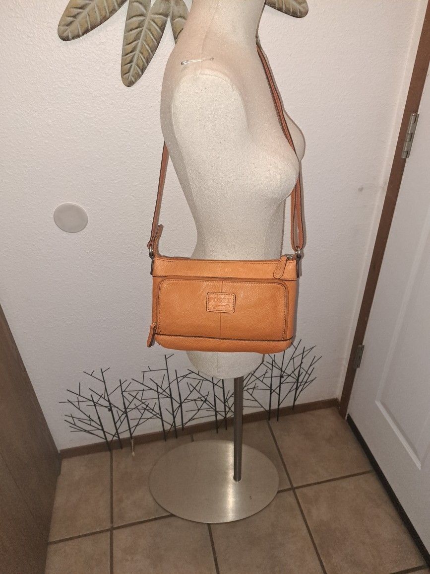Fossil Shoulder Purse,Made With High Quality Leather,6 Credit Card Slots,3 Zip Pockets, 1 MAGNETIC Pocket On Outside,Zip Closure,Adjust Strap ,New .