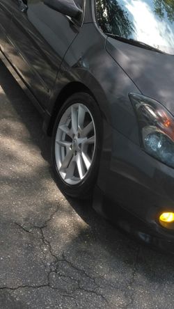 Nissan Altima 2008 100.000miles corre muy bien todo le funciona perfecto nada roto por dentro clean title